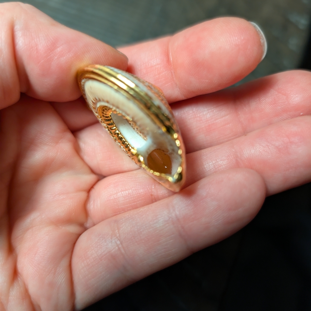 Vintage Gold Tone and Cream/Brown Seashell Pendant - Picture 4 of 4